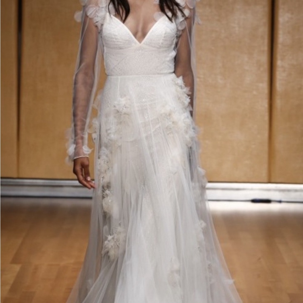 Breathtaking Wedding Gown - size 6 (street 4)
